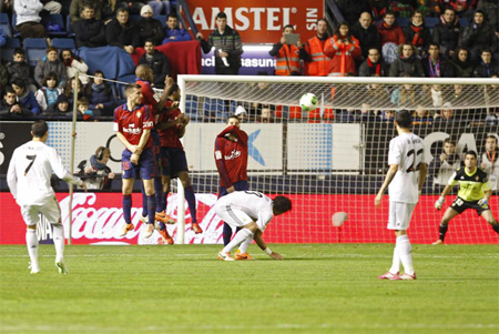 C. Ronaldo ghi bàn khá hài hước, Real Madrid tiến vào tứ kết